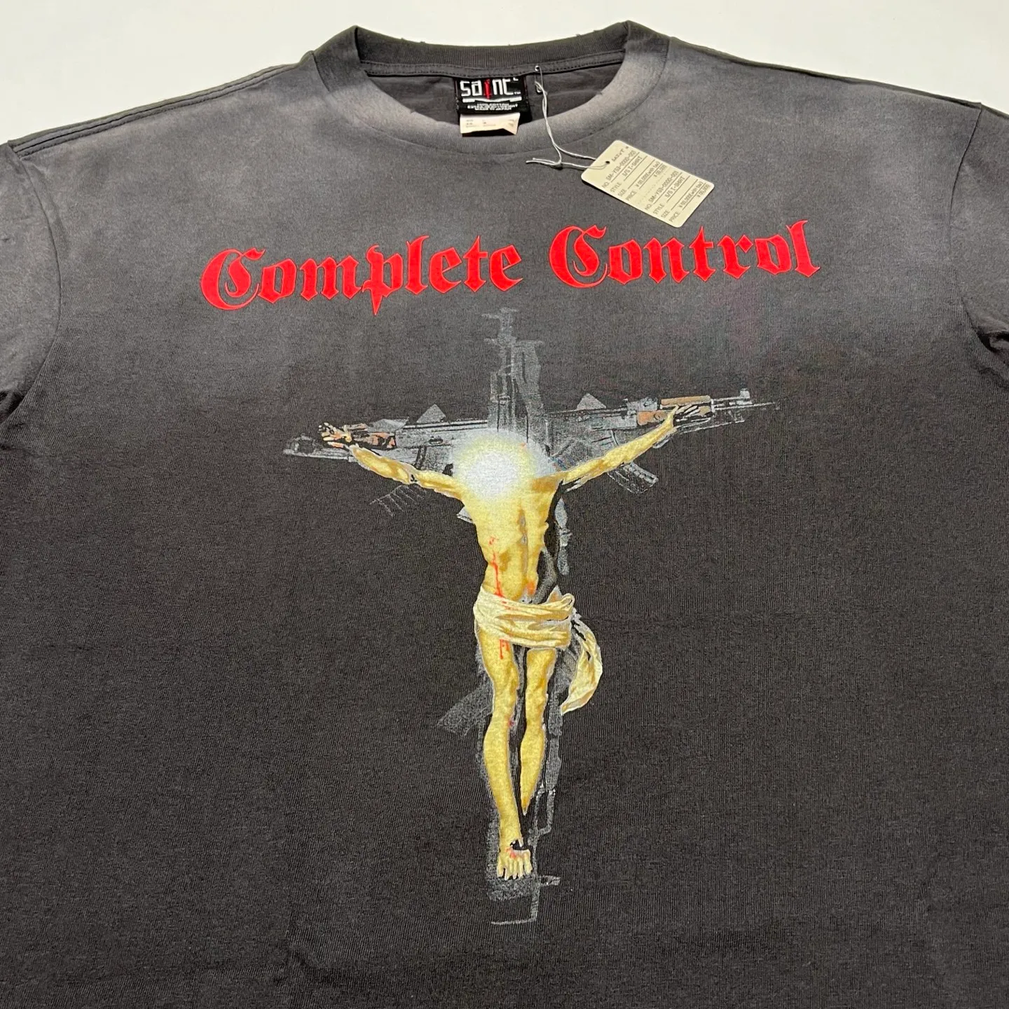SAINT Mxxxxxx × Kosuke Kawamura KK_SS TEE/COMPLETE CONTRL/BLK KK joint model Jesus AK submachine gun cross printed TEE Washed black S-XL KK joint model's creative Jesus cross has never disappointed. Faded and washed with sulfur dye to make it distressed. Hole treatment. Printing is repeatedly revised and sketched. Extremely restored ZP. Cylindrical side seam high weight fabric. Stiff and comfortable. Correct accessories. Customized co-branded wash mark/little angel mark, top purchasing agent level